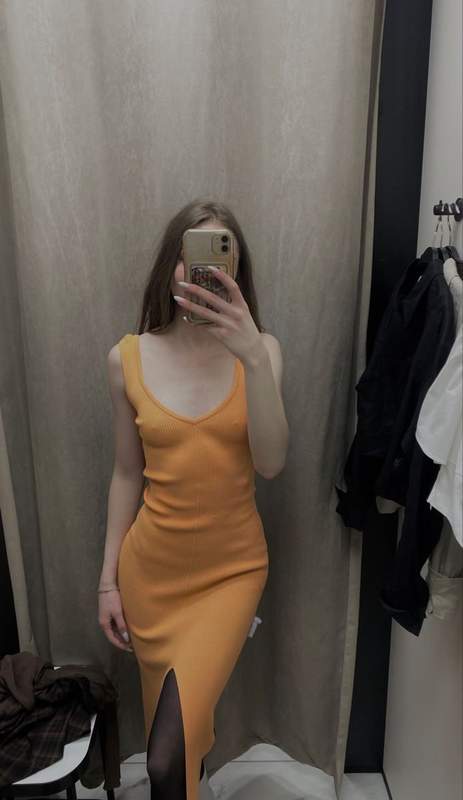 Примерка жёлтого трикотажного платья в примерочной